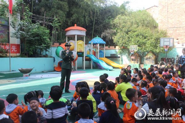 消防宣传员现场讲解消防安全知识
