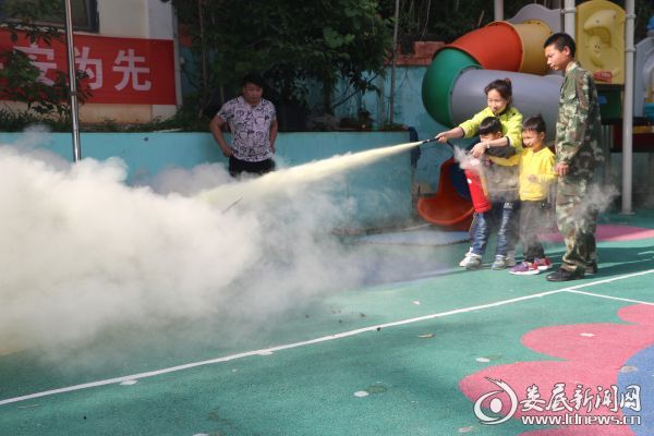 老师和小朋友现场体验灭火器灭火