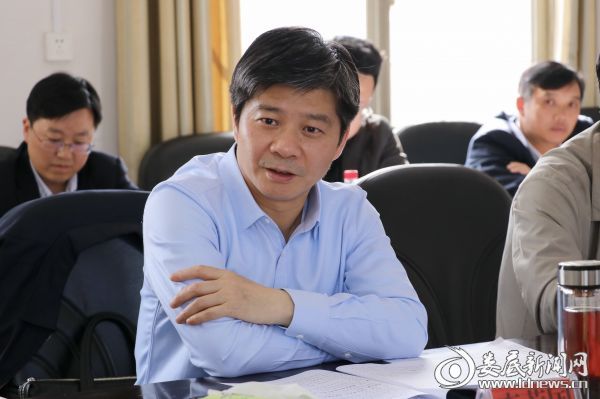 李荐国说，万宝镇要成为娄底落实“15条”的先行者，石塘片要走在全市乡村振兴前列。