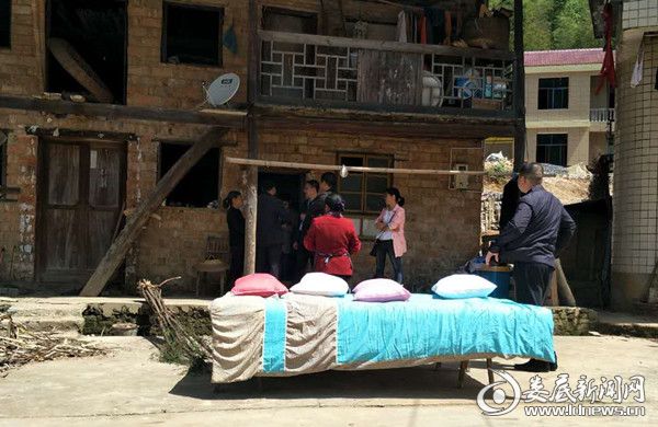 油溪卫生院职工走访贫困户