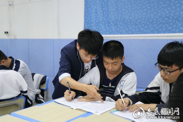老师现场指导学生
