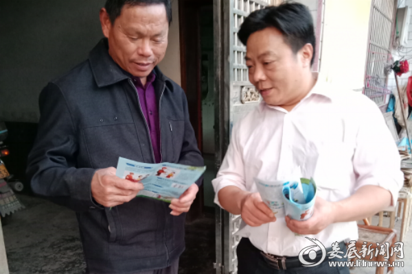 （工作人员在农户家发放禁毒宣传资料）