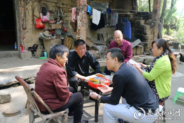 走访贫困户