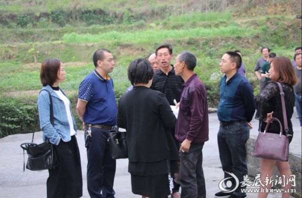 (邹奇询问贫困户基本情况)