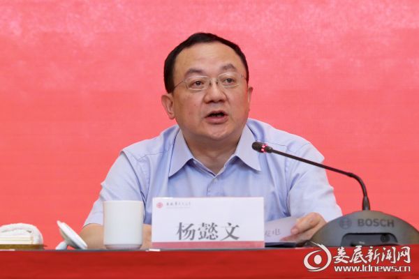（娄底市委副书记、市长杨懿文作传达）