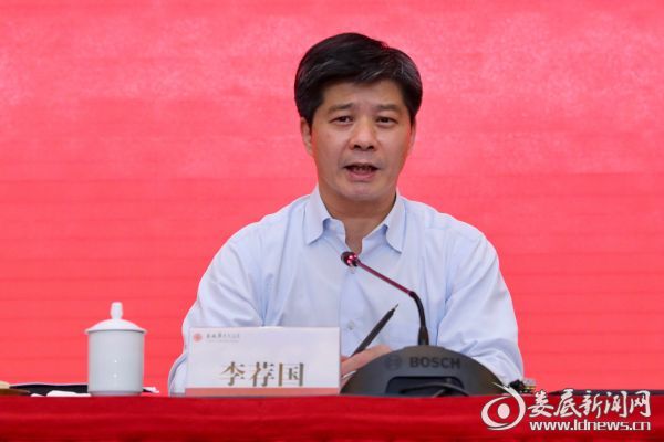 （娄底市委书记、市人大常委会主任李荐国主持会议）