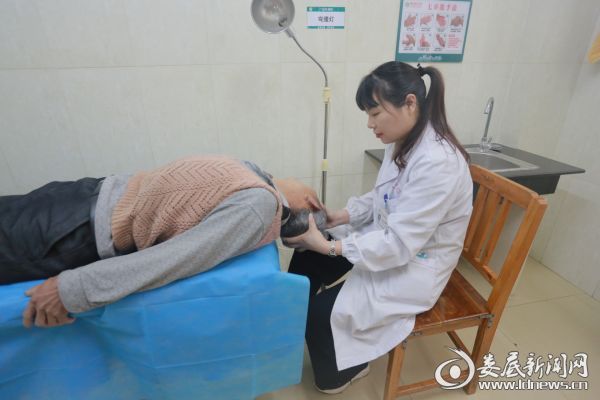 医生为“耳石症”患者进行手法复位