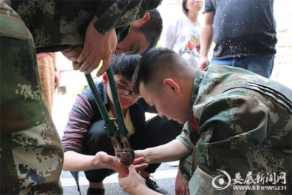 男孩卡手来队求助 冷水江消防成功摘除2