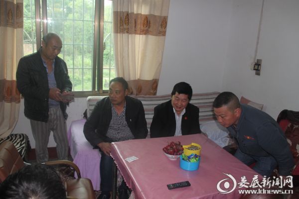 汇源煤气支部书记曹正才慰问刘永雄2