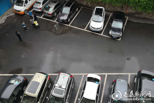 （娄星区公路局停放整齐的文明车）