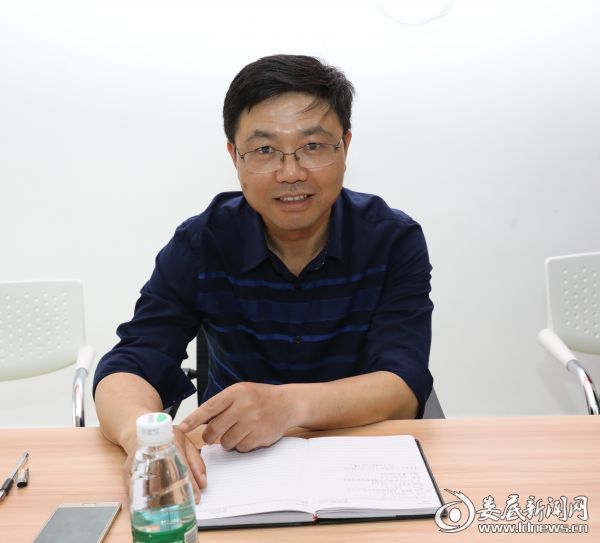 （医院党支部书记肖振湘主持会议）