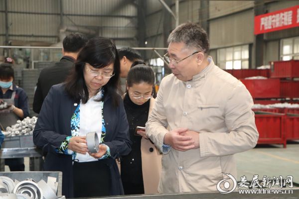 （朱皖察看文昌科技产品）