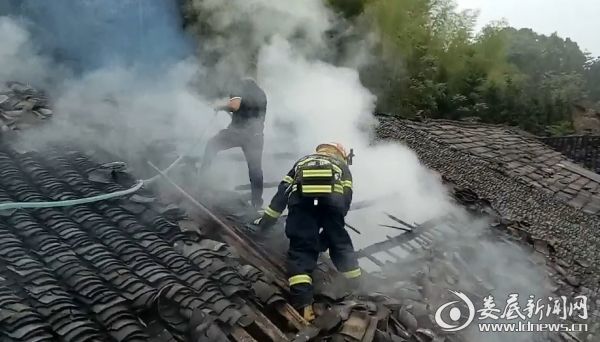 （消防官兵正在侦查火情）