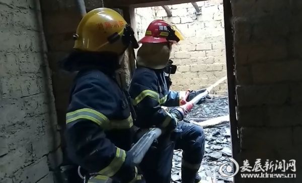 （消防官兵正在灭火）