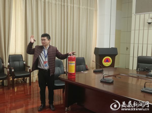 教员讲解灭火器材的使用