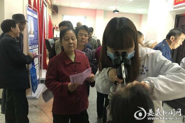 （娄底爱尔眼科医生通过裂隙灯细致的为居民检查眼部情况）