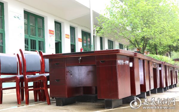 赠送的办公桌椅