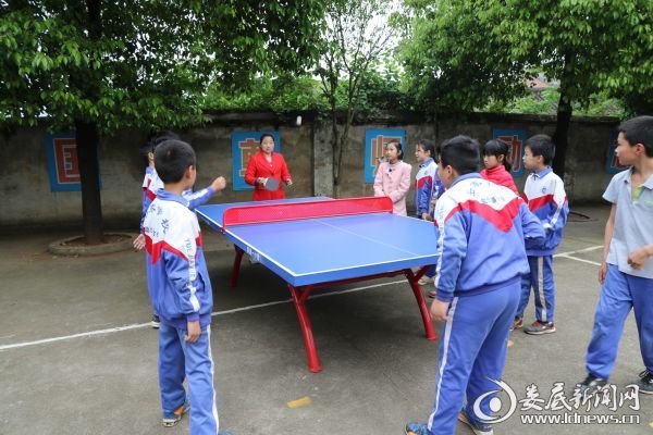 老师和孩子们一起打乒乓球