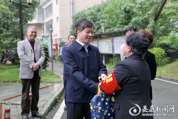 李华香拉着李荐国的手，恳切地说，李书记您太操劳了，要多注意身体