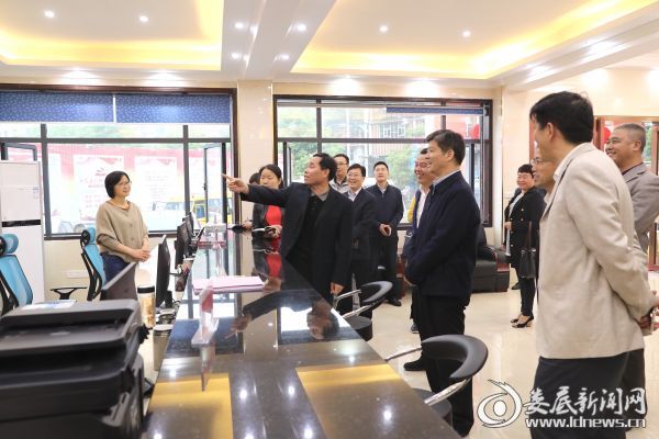 李荐国察看火车站社区新建成的社区服务中心
