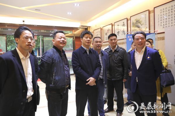 详细了解竹山社区有关情况，并对社区的硬件和软件设施都给予了肯定
