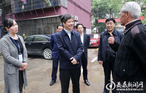 一看到李荐国，王宜才老人马上竖起大拇指，说_“院子里的老百姓都很感谢您。”