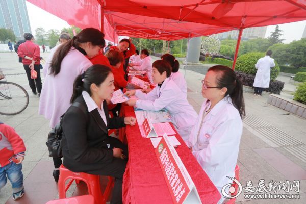 市中心医院4病室(新生儿科)主任、儿科主任医师王淑莲耐心细致地接诊