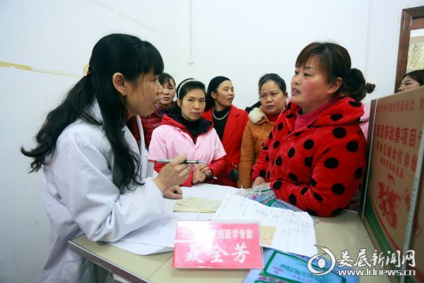 聂全芳教授在为农村妇女义诊
