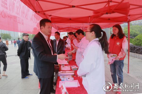 (娄底市卫计委党组书记、主任罗琳一行在市中心医院党委成员、副院长谭华清的陪同下看望慰问参与义诊的医务人员)