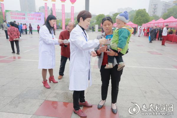 (医务人员向市民发放宣传资料)