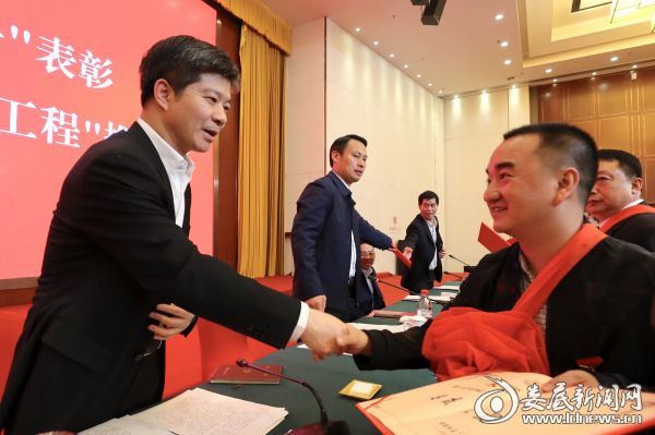 李荐国等市领导为受表彰对象颁奖
