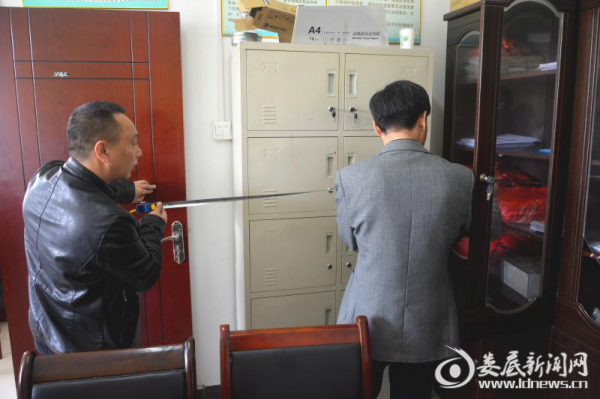 （检查组人员现场测量办公室面积）