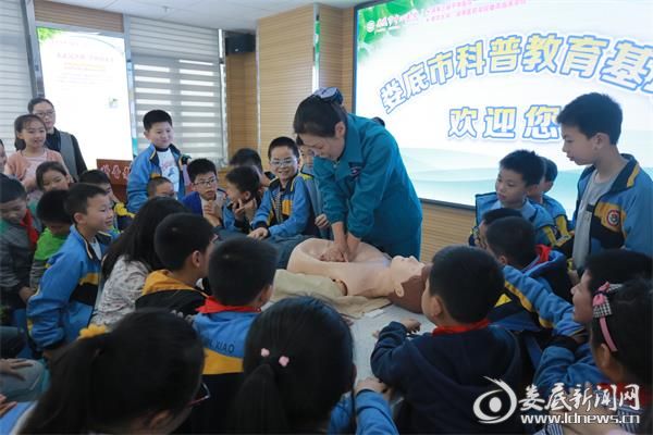 （120急救站护士长王旭容为同学们示范心肺复苏流程）