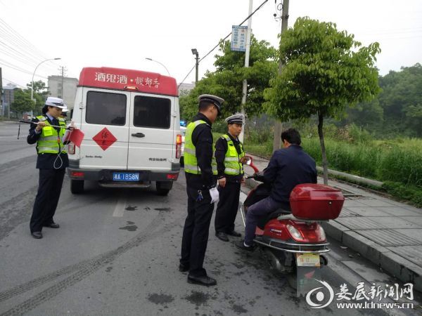 （农村道路百日整治现场）