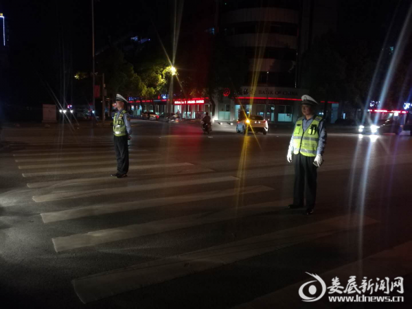 (双峰交警工作现场)