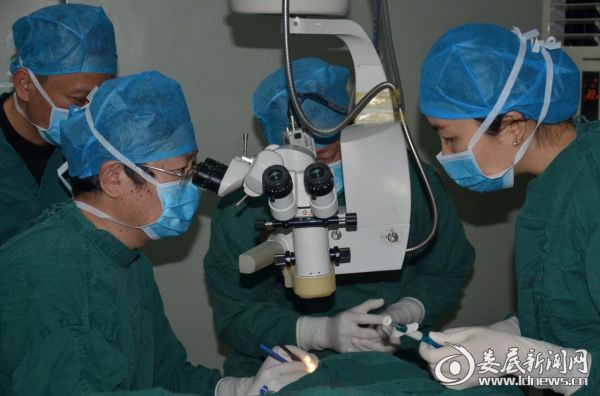 爱尔眼科医院集团湖南片区总院长、中南大学爱尔眼科学院博士生导师林丁教授在娄底爱尔眼科医院为近视患者实施ICL（晶体植入手术）