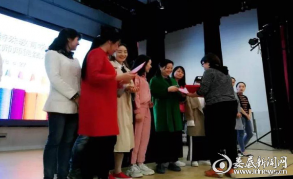 （校长宁美嫦为师傅们颁发聘书）