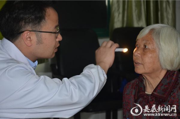 娄底爱尔眼科医院青光眼中心主任胡剑为老人检查眼部情况