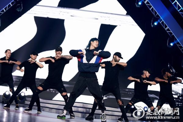 《创造101》王一博圈粉无数 话题关注持续走高