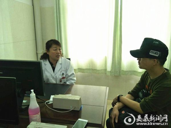 图为朱飞跃主任正在向患者家属交待注意事项