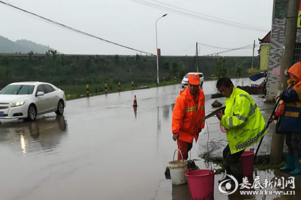 （养护人员在s209线k135+100m处清理积水，及时排涝）