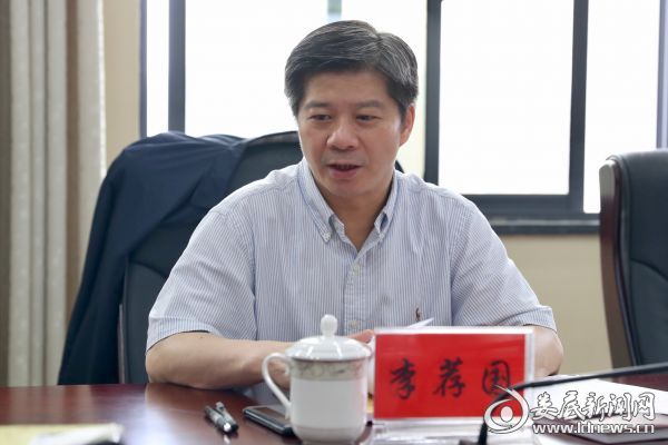 李荐国强调,要让“四好农村路”更好地造福人民群众