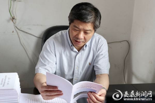 认真检查万宝镇交通管理站管养登记台账