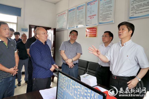 李荐国说,要把农村公路养护与脱贫攻坚有效结合起来,同时要持之以恒地抓好治超工作