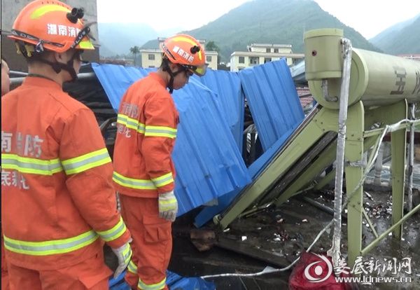 大风“惹祸”吹坏雨棚  新化消防紧急处置1