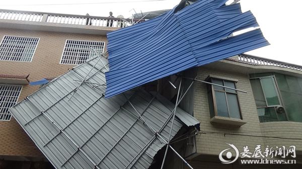 大风“惹祸”吹坏雨棚  新化消防紧急处置