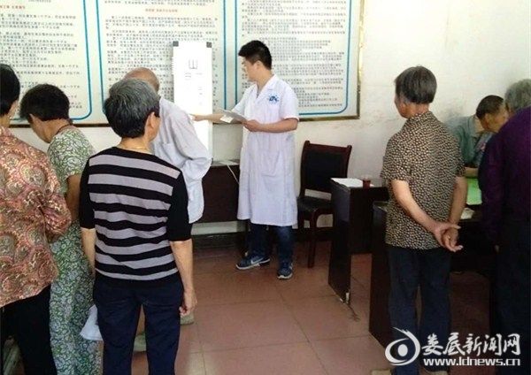 （为群众进行视力检测）