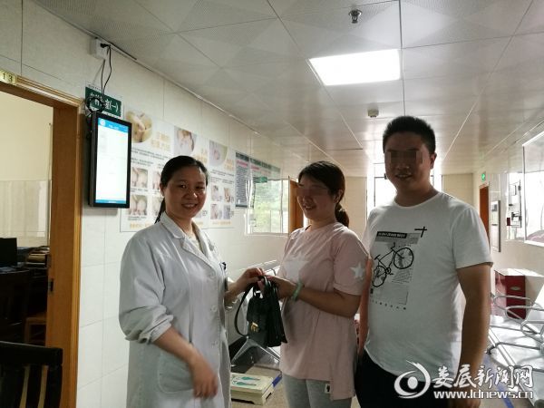 李细平主任(左)与患者及家属合影