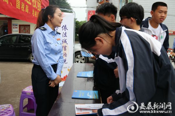（工作人员通过现场讲解、悬挂宣传海报、设置宣传栏等方式，向学生介绍税收的基本特征、纳税人的权利与义务等税收基本知识）