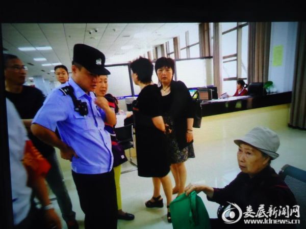 （帮助迷路老人回家现场照片）